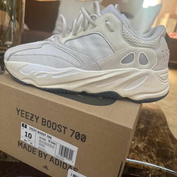 Only use once 9/10 condition comes with original box price negotiable - Picture 1 of 9